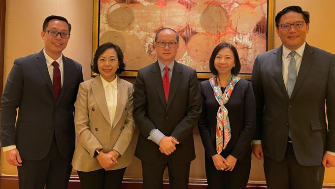 麦美娟联同常秘林雪丽及副局长梁宏正一同与新加坡驻港总领事王首毅共进午餐。