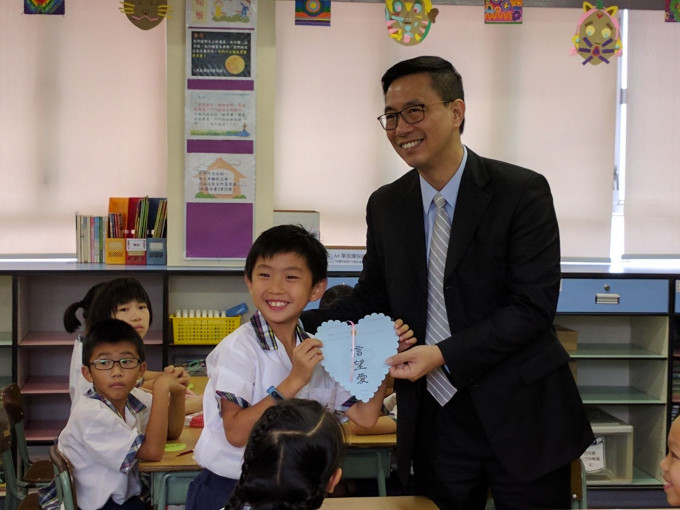 楊潤雄與一班小四生一同製作書籤，贈言師生「相親相愛，互相幫助」。