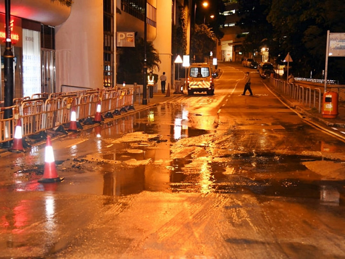 香港仔深湾道8号爆咸水管，工程人员赶抵现场进行抢修。