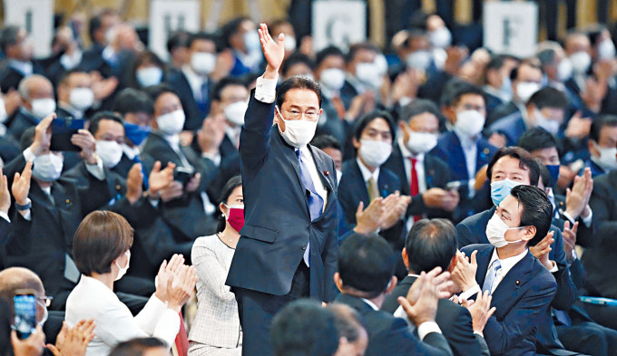 岸田文雄（中）勝選後向黨友道謝。