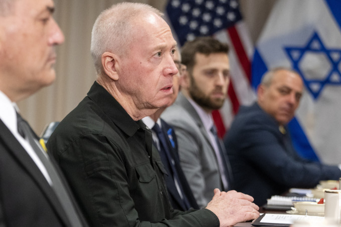 以色列国防部长称已准备好应对任何情况。美联社
