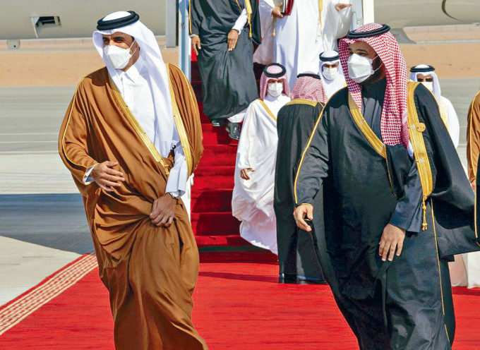沙特皇储小萨勒曼（右）周二欢迎到访的卡塔尔国家元首塔米姆。
