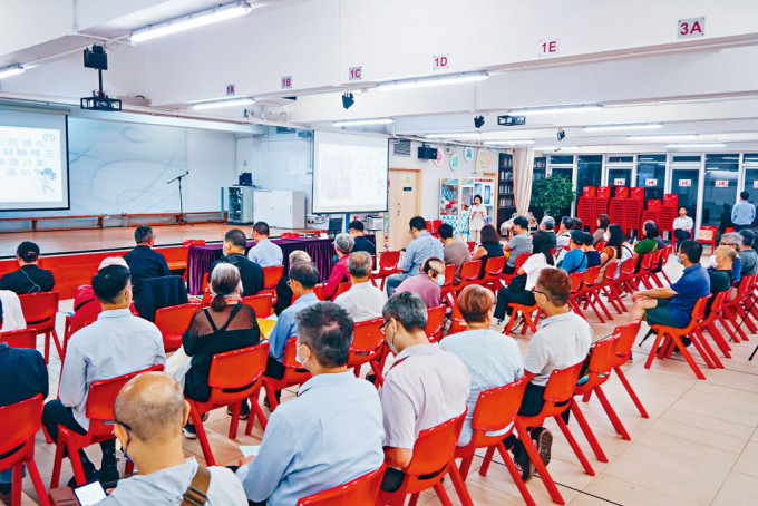 近日旧楼冧石屎或批荡事故频生，政府日前在深水埗举行讲座介绍强制验楼计划。