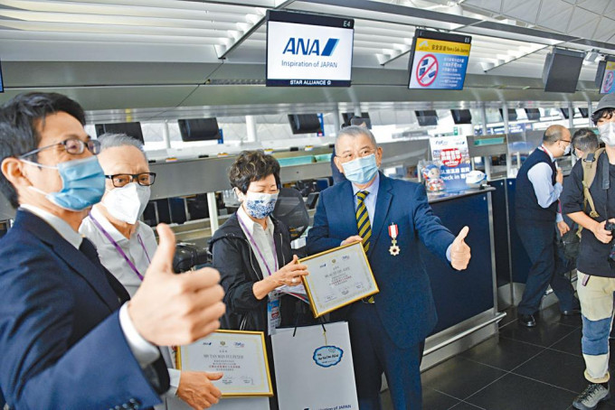 日本开关，本港日本旅行团出发，团友获送上纪念证书。