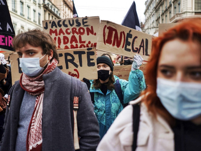 法国多个城市均有大学生及教师示威或罢工，要求政府提供更多支援。AP图片