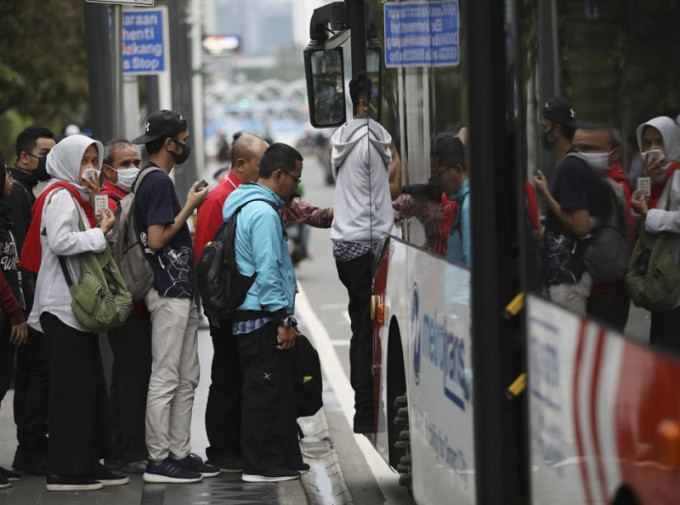 印尼市民坐巴士前往耶加達。AP