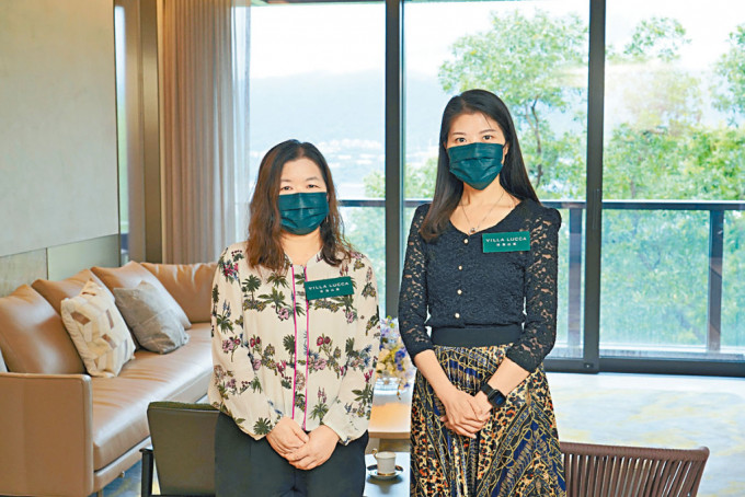 希慎興業葉慕貞(右)指出,林海山城首批招標推不少於53伙。旁為香港興業林紅。