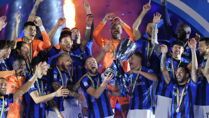 國米高舉意大利超級盃。 Reuters