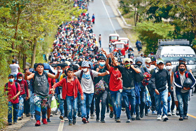 ■數以千計洪都拉斯人徒步從危地馬拉朝美國進發。