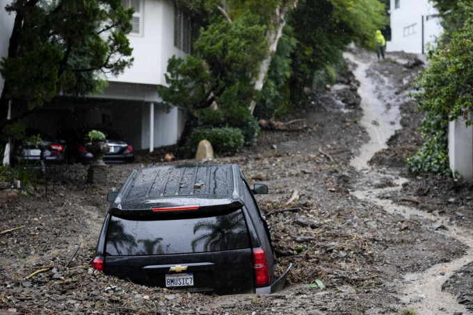 南加州受到風暴吹襲，比華利山區名人豪宅也受影響，汽車遭泥石流淹沒。美聯社