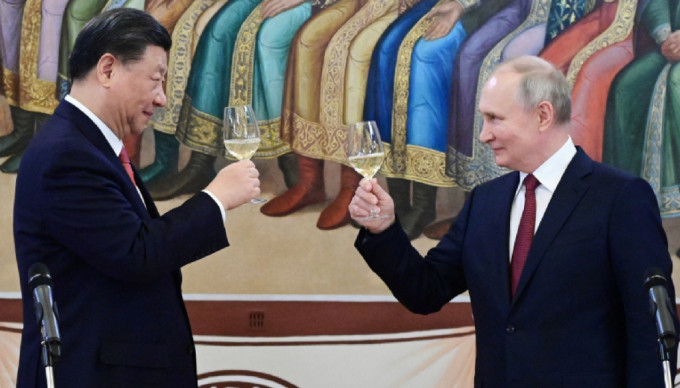中俄领袖会面，提出加强金融合作。(路透社)