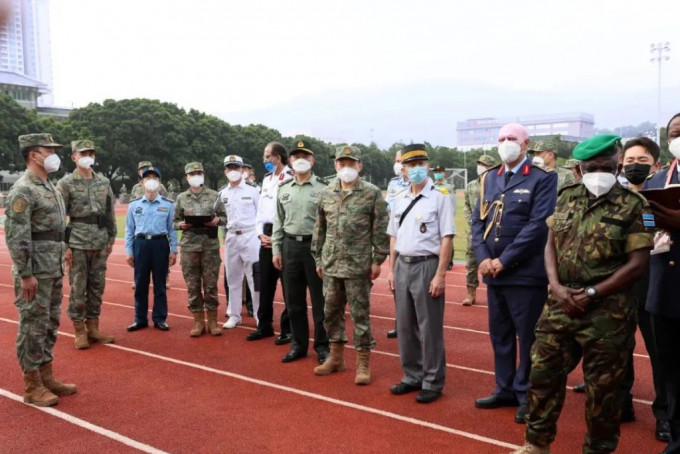 解放军向武官团介绍军营情况。