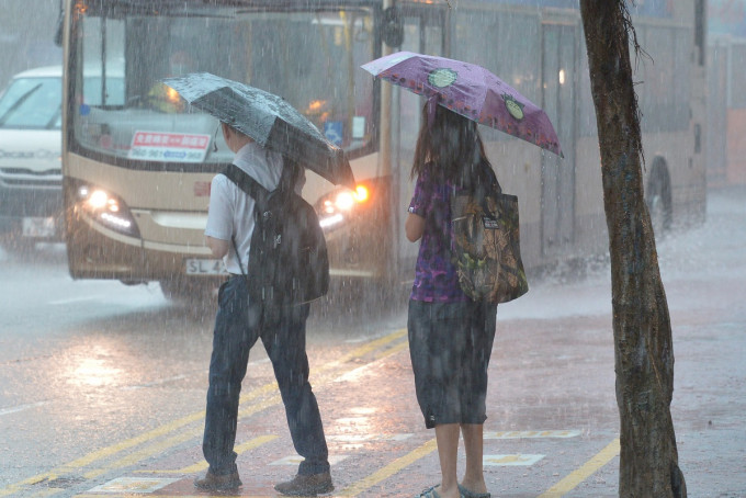 初时雨势颇大。资料图片