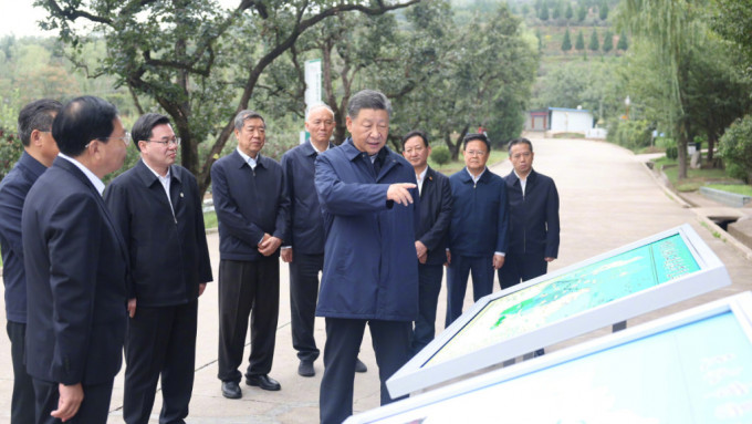 习近平在陕西宝鸡市和甘肃天水市考察调研。（新华社）