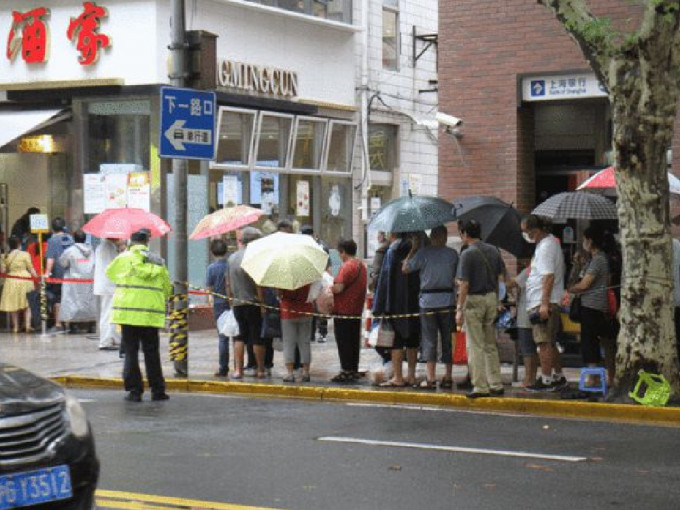上海賣鮮肉月餅的老店長期大排長龍，即使風雨都無阻民眾光顧。（網上圖片）