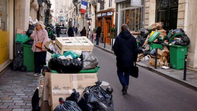 逾7000吨垃圾和废弃物持续堆积在巴黎街头。美联社