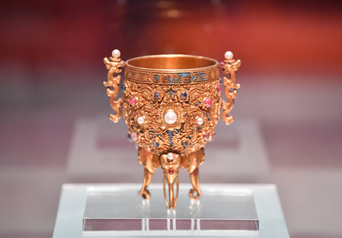 清朝乾隆時期的金嵌珠寶「金甌永固」杯。
