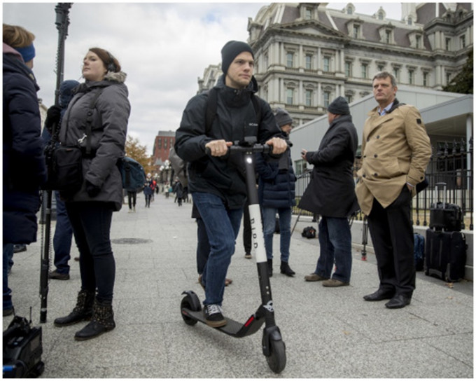 法國禁止電動滑板車踏足行人路。AP