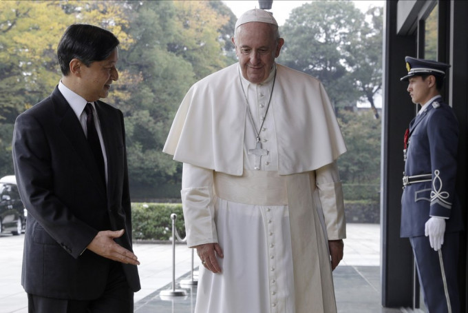 正在东京访问的天主教教宗方济各获德仁迎接。 AP图