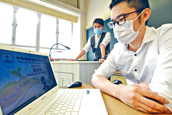 劉永生中學昨在全校二十四班師生參與下，完成網上開學禮。 黃頌偉攝