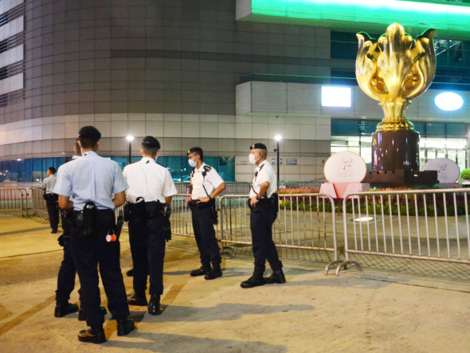 警方凌晨起封闭会议展览中心及金紫荆广场一带。