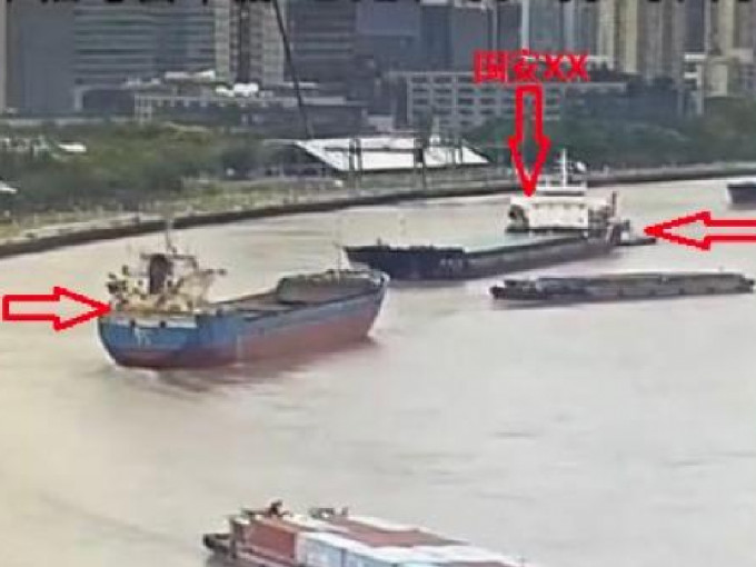 上星期四（9月9日），上海黄浦江上两艘船险相撞。（片段截图）