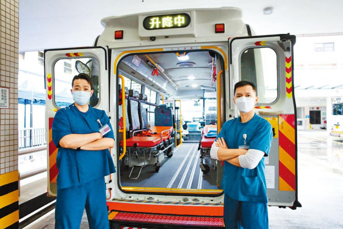 左起：黃敬慈及蔡清峰，對參與抗疫工作，到醫院運送病人感到光榮。