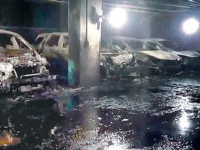 南韩一停车前日前大火，多辆汽车损毁。网图