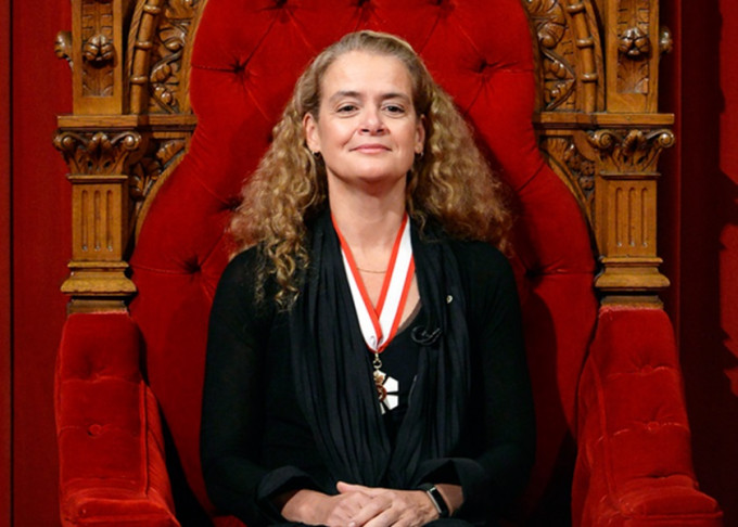 加拿大前总督帕耶特被当地团体颁发「金猪奖」，讽刺她任内开支不当，浪费公帑。网图