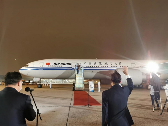王毅親自到機場迎接中國駐休斯敦總領館館員。