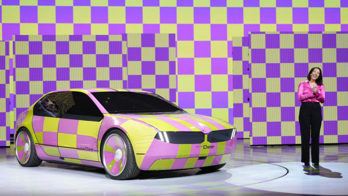宝马发表变色私家车i Vision Dee原型，七彩车身非常吸睛。 美联社