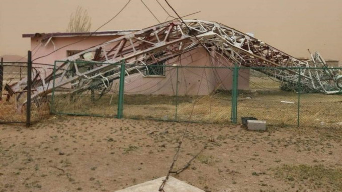 苏赫巴托尔省有电线杆被吹塌。新华社