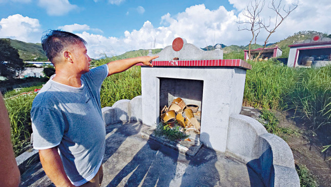 南坑村村长张先生表示，逾40个金塔及祖坟被破坏。