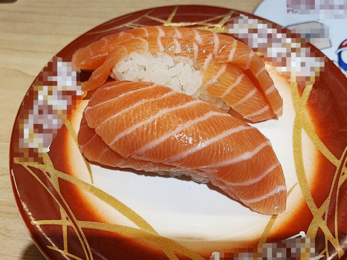 有网民到一间回转寿司店点选「厚切三文鱼寿司」，上菜时竟是两片正常厚度的三文鱼叠在一起。FB图片