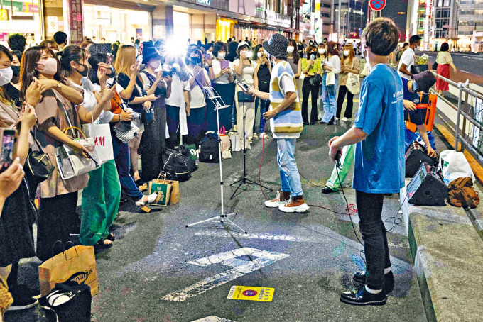 东京疫情不散，但新宿街头上周六仍聚满人潮。