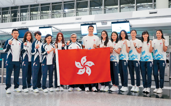 香港巴黎奥运代表团出发，随团主要为乒乓球队及游泳队成员。左六为代表团团长施文信。