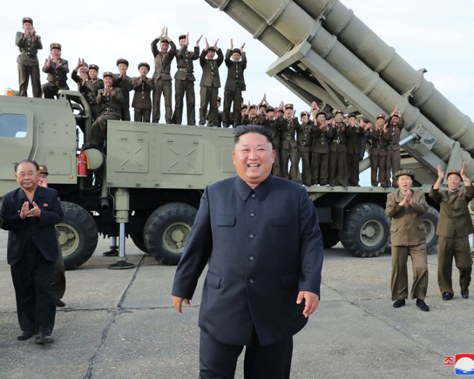金正恩在昨日指導新研發的超大型火箭炮試射。AP