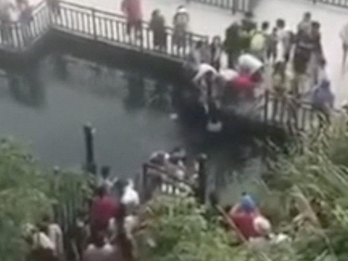 栈桥断裂后，多名游客跌落水，有的被拖回岸边。（网图）