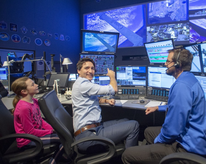 他與女兒（左）參觀加拿大太空總部。AP