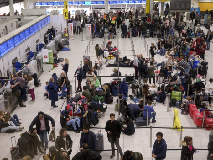 伦敦吉域机场受到无人机干扰，数以万计旅客受影响。AP