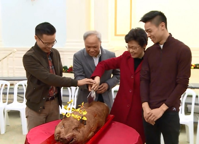 林郑月娥一家切烧猪庆祝。林郑月娥facebook图片