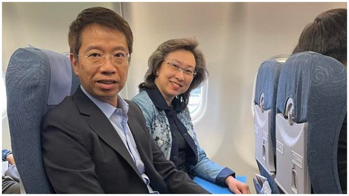   杨何蓓茵今日启程前往北京访问，同行包括常任秘书长梁卓文（左)。杨何蓓茵facebook图片
