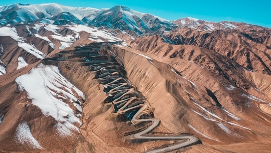 新疆塔县著名的旅游公路。