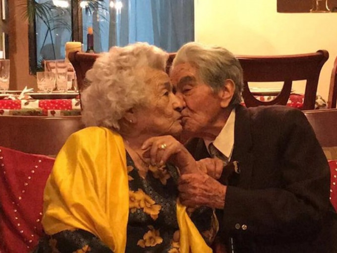 莫拉与金特罗斯两人均年过百岁仍然恩爱。图:Guinness World Records