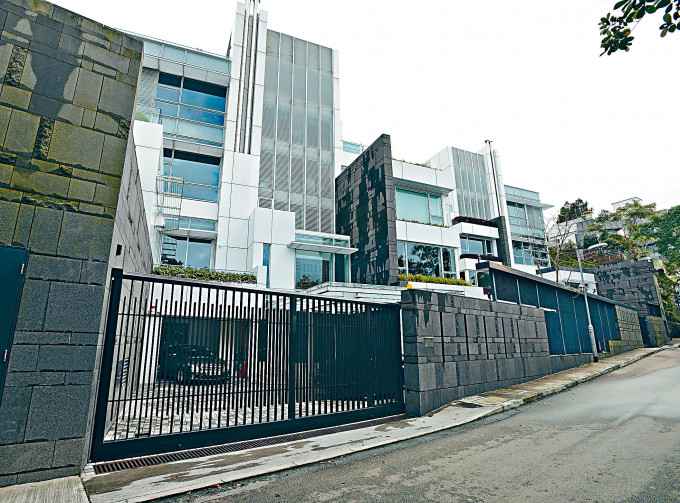 于文鳳稱為周星馳獲利的投資產品包括普樂道十二號「天比高」豪宅。