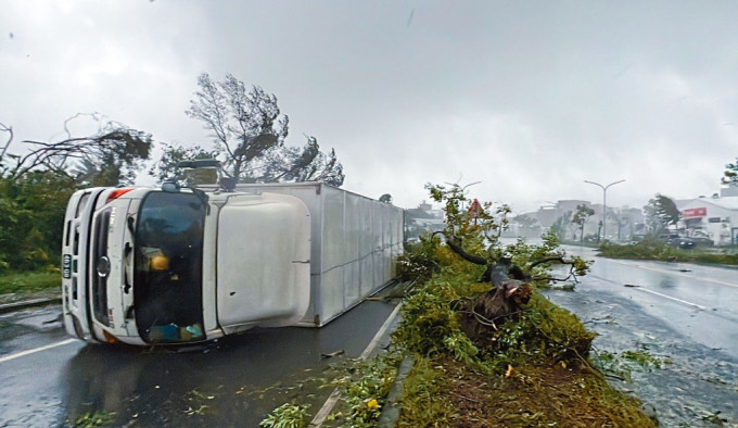 「海葵」昨日挟带强风豪雨登台，台东市区一辆冷冻货车被掀翻。