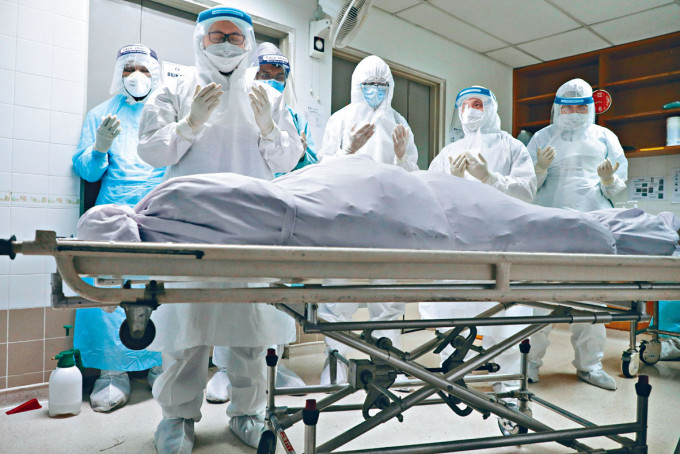 吉隆坡新冠病毒死者出殯，家屬在醫院禱告送別。