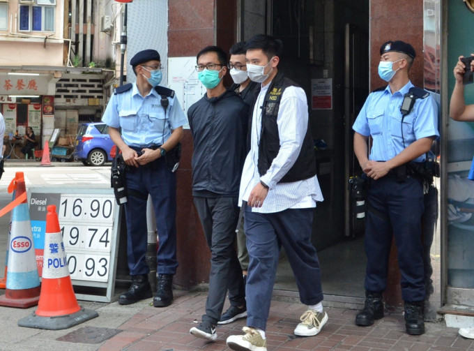 昨日被捕的梁錦威亦被帶到現場協助調查。