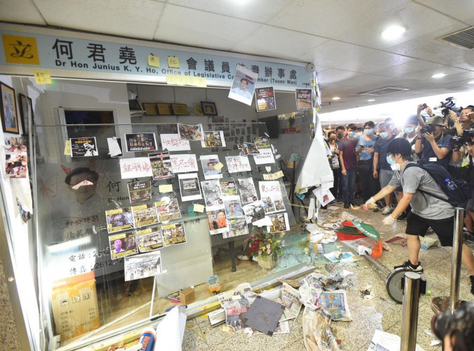 何君堯荃灣辦事處在7月22日被破壞 。資料圖片