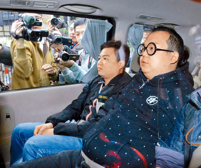 前香港众志常委林淳轩（右）昨日被国安处带走调查。
